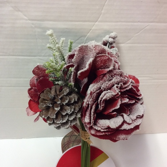 Ashland Christmas #3 Red Frosted Roses Bouquet - Picture 15 of 16